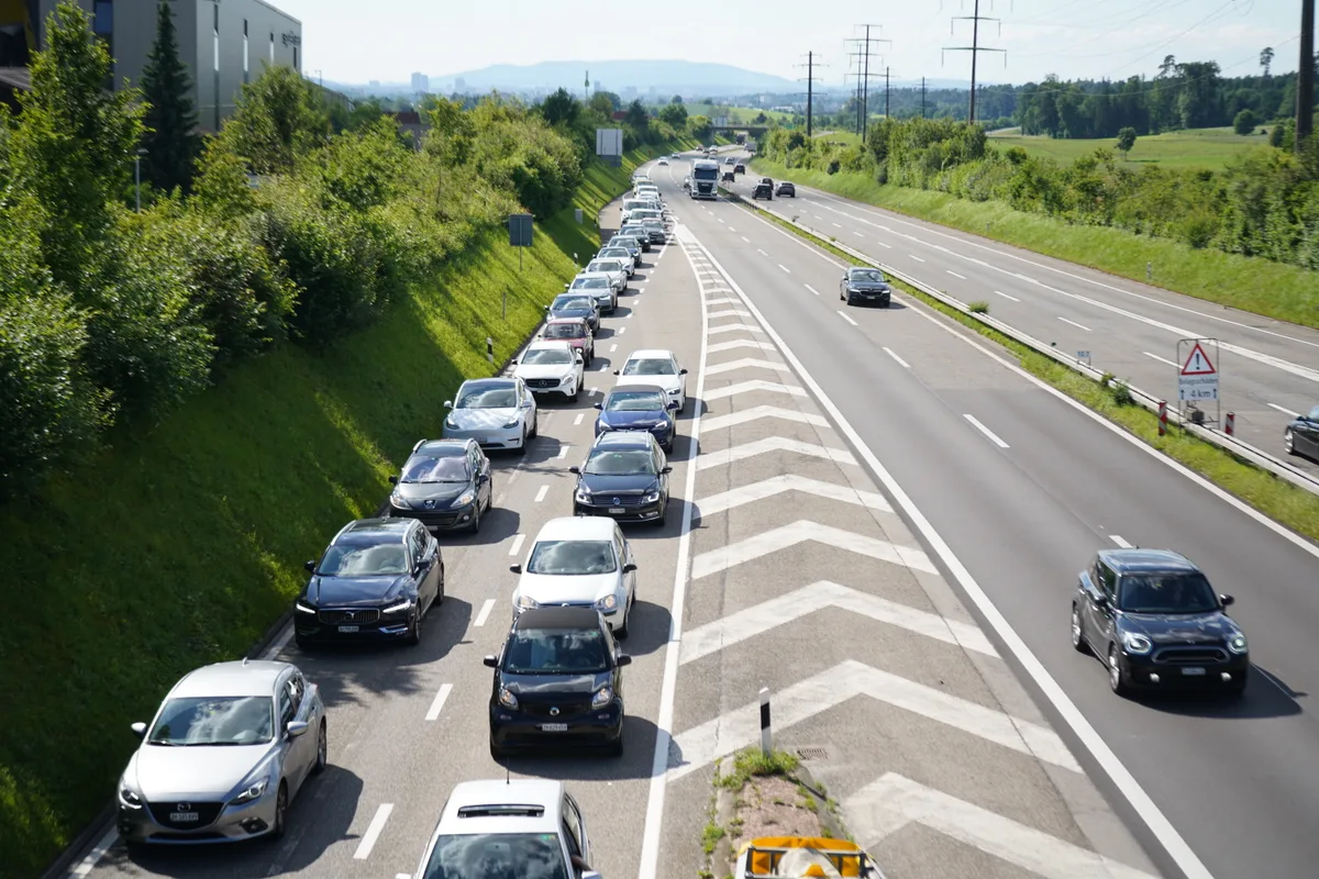 Autos stehen im Stau.